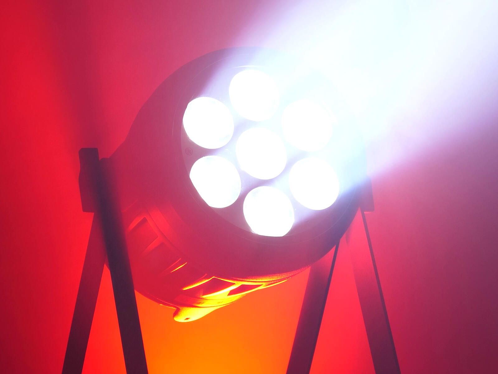 EUROLITE AKKU IP PAR 7 QCL CRMX MK2  LED-Scheinwerfer mit Akku