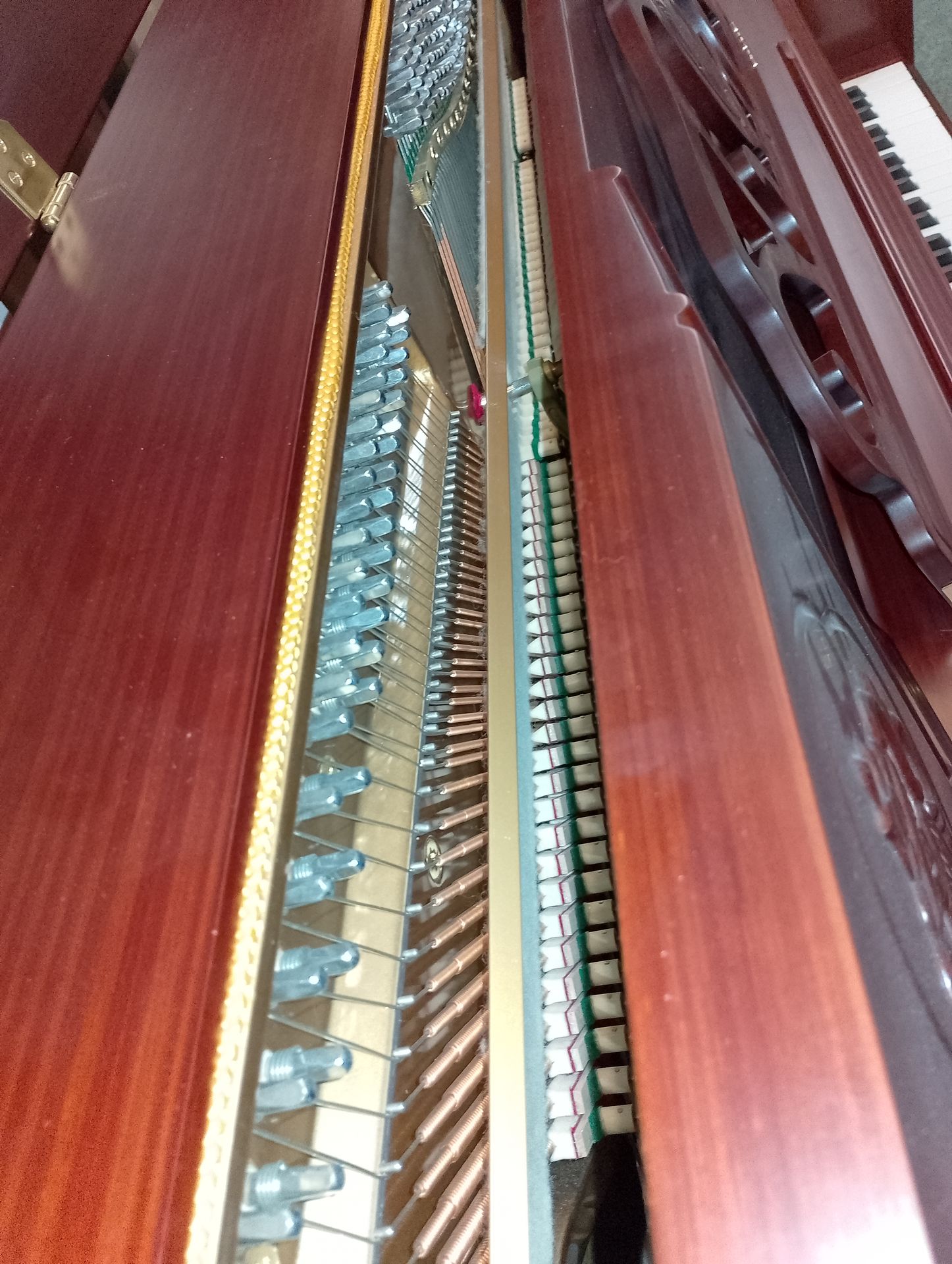 Klavier Chippendale gebraucht - Farbe Mahagoni -technisch Neuzustand -