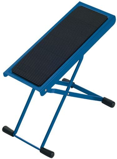 K&M 14670 Fußbank in Blau – 6-fach verstellbar mit breiter Auflage – Höhe von 11,9 bis 26,4 cm – aus Stahl