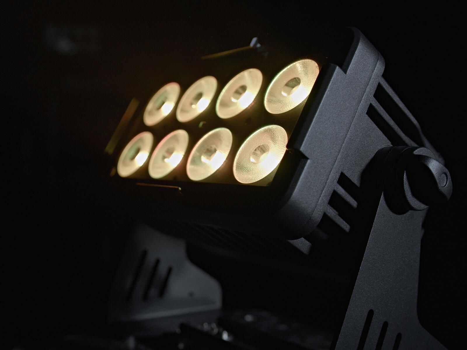 EUROLITE Multiflood IP 8x10W RGBW Wash LED Scheinwerfer Outdoor EUROLITE Multiflood IP 8x10W RGBW Wash LED Scheinwerfer Outdoor