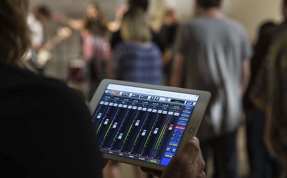 Soundcraft Ui24R  19" Digitalmixer mit Tablet/Smartphone/PC-Steuerung und WiFi 